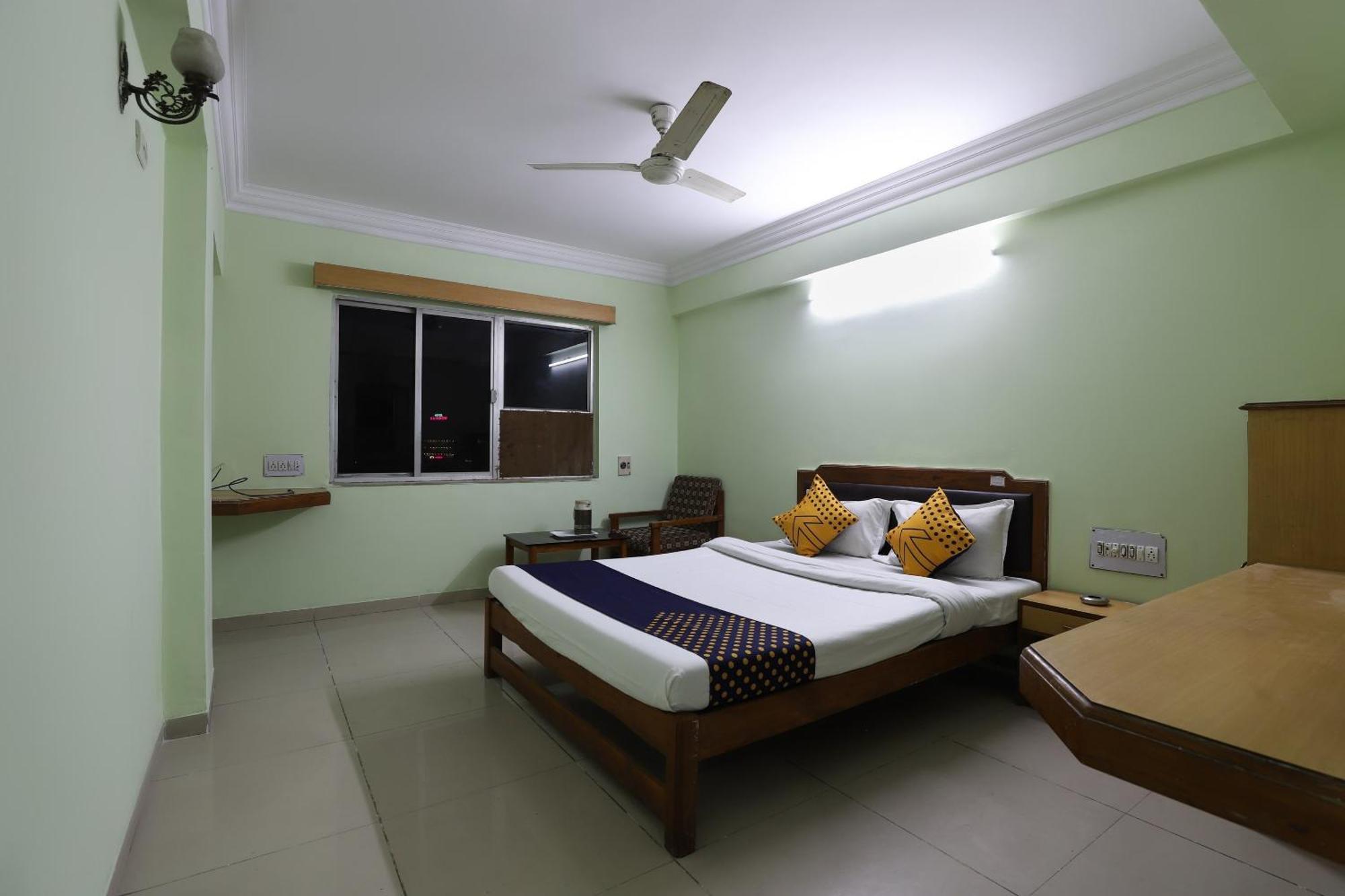 Spot On Hotel Hilltop Vadodara Luaran gambar