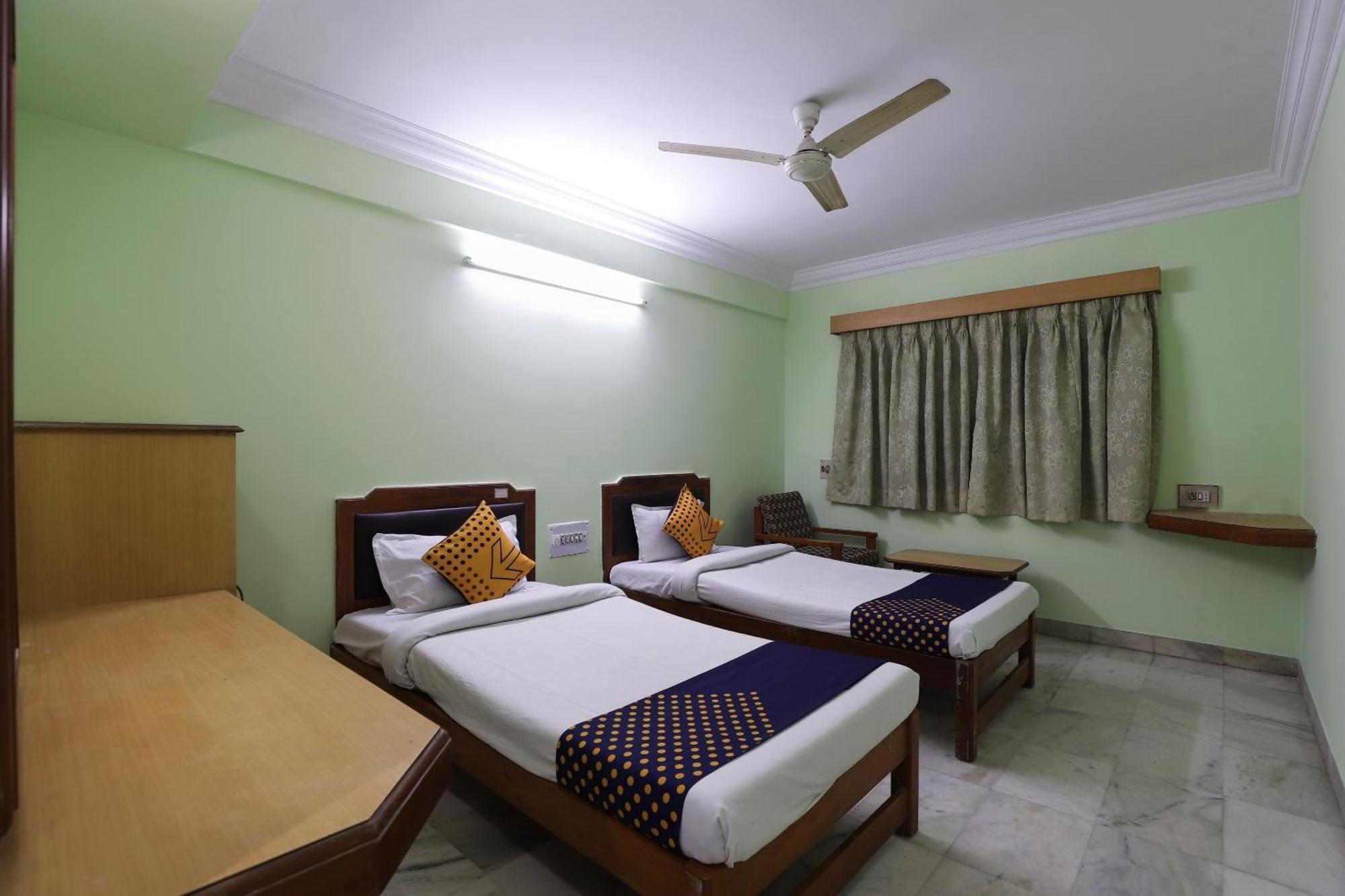 Spot On Hotel Hilltop Vadodara Luaran gambar