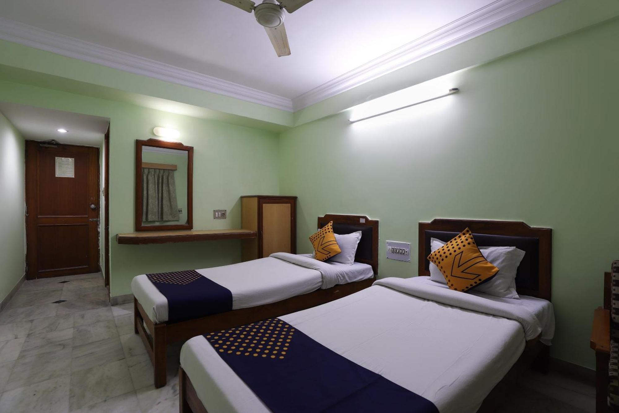 Spot On Hotel Hilltop Vadodara Luaran gambar